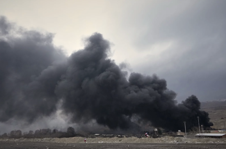 Cột khói dày đặc bốc lên từ một kho chứa dầu bị trúng bom trong cuộc tấn công. (Nguồn: Turkiye Today)