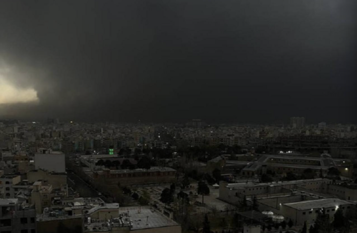 Tehran chìm trong những đám mây khói đen dày đặc. (Nguồn: Turkiye Today)