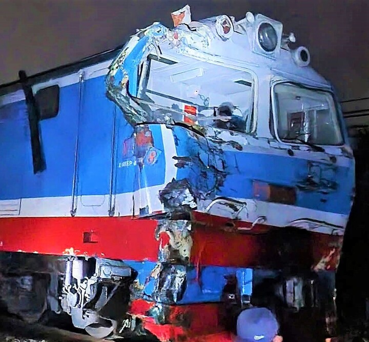 Đầu tàu SE8 hư hỏng nặng sau va chạm. (Nguồn: Giao Thông)