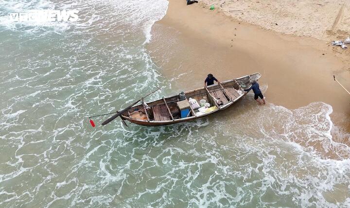 Dù mang lại thu nhập cao, nghề cào ốc gạo không hề nhẹ nhàng. Ngư dân phải thức dậy từ nửa đêm, ra biển khi trời còn tối, làm việc liên tục dưới nắng gió nhiều giờ liền. Những chiếc sào sắt nặng hàng chục ký khiến đôi tay nhiều người chai sạn, lưng đau mỏi sau mỗi chuyến biển.