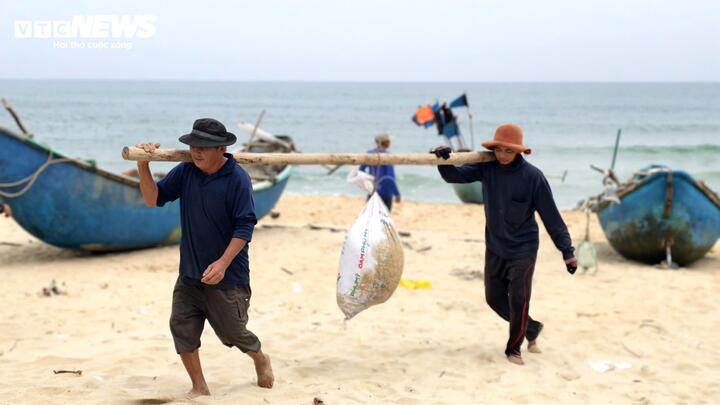Ngư dân Đỗ Văn Minh (trú xã Mỏ Cày) chia sẻ, có hôm về tới bờ, người và tay chân mỏi rã rời vì kéo sào sắt. Nhưng bù lại, mỗi ngày cào được 3-5 tạ ốc, sau khi bán cho thương lái, chia ra mỗi người cũng "bỏ túi" cả triệu đồng.