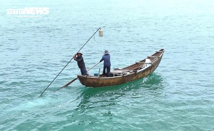 Dụng cụ hành nghề là cây sào sắt dài chừng 8m, nặng gần 30kg, một đầu gắn vợt sắt để cào sâu xuống lớp cát đáy biển. Người cào phải liên tục kéo sào sát đáy biển, cào qua lớp cát để gom ốc vào vợt. Công việc kéo dài nhiều giờ liền, từ sáng sớm cho đến gần trưa, khi thuyền đầy ốc mới quay về bờ.