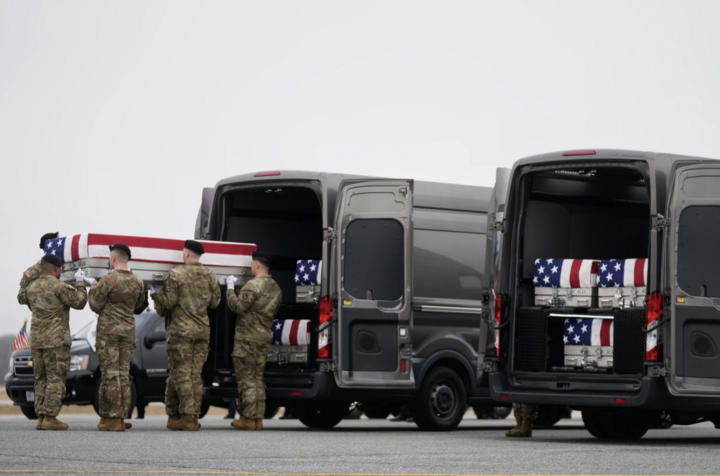 Trong nghi lễ kéo dài khoảng 30 phút, các quan tài phủ quốc kỳ Mỹ được đội danh dự quân đội lần lượt trang nghiêm đưa xuống từ máy bay quân sự, rồi chuyển lên xe chuyên dụng để đưa về nhà tang lễ. (Nguồn: AP)