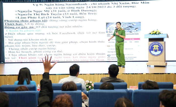 Đại úy Huỳnh Đỗ Tấn Thịnh chia sẻ về các thủ đoạn lừa đảo trên không gian mạng và các vụ việc nổi cộm trong thời gian qua. (Ảnh: Đại Việt)