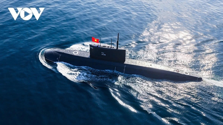 Tàu ngầm Kilo diễu binh trên biển tại Lễ kỷ niệm 80 năm Cách mạng Tháng Tám và Quốc khánh 2/9 (tháng 9/2025).