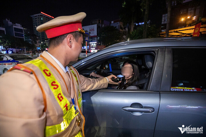 Trung tá Phạm Văn Chiến, Đội trưởng Đội CSGT đường bộ số 6 (Phòng CSGT Công an Hà Nội) cho biết, đơn vị bố trí 6 tổ công tác trên các tuyến đường thuộc các phường như Cầu Giấy, Từ Liêm, Yên Hòa... Tính đến 0h ngày 8/3, lực lượng CSGT đã xử lý 4 tài xế ô tô và 23 người lái xe máy vi phạm nồng độ cồn.