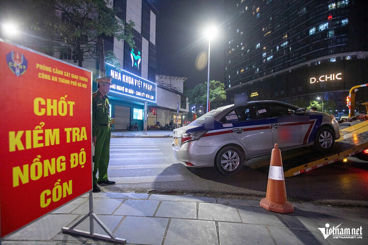 Tài xế C.V.K. bị tổ CSGT lập biên bản lỗi vi phạm nồng độ cồn ở mức trên 0,25 mg/L đến dưới 0,4 mg/L khí thở. Với lỗi này, C.V.K. sẽ bị phạt 17 triệu đồng, trừ 10 điểm giấy phép lái xe và tạm giữ ô tô 7 ngày.