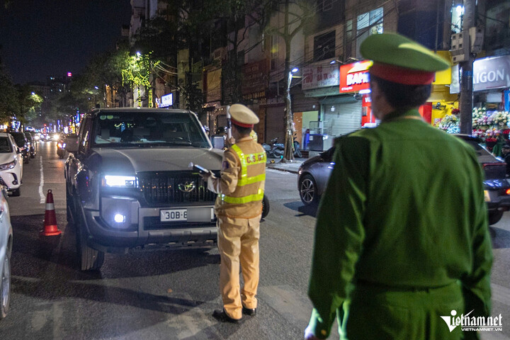 Cũng trong ca công tác, CSGT phát hiện một tài xế vi phạm nồng độ cồn khi lái ô tô, trên xe còn chở theo cả gia đình.