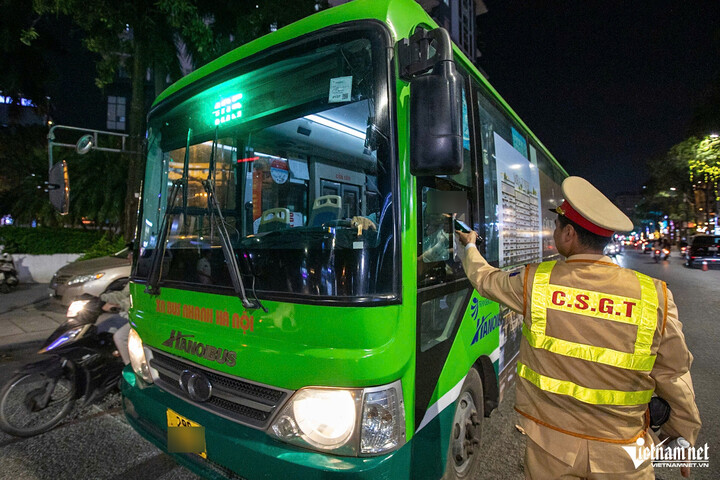 Qua khảo sát, CSGT phát hiện trên phố Trung Hòa (phường Yên Hòa, Hà Nội) có nhiều hàng quán nên đã lập 2 điểm kiểm soát vi phạm nồng độ cồn tại 2 đầu tuyến phố này.Các thông tin như đặc điểm nhận dạng tài xế, biển kiểm soát phương tiện được tổ CSGT hóa trang thu thập, sau đó báo cho tổ CSGT chốt ở hai đầu phố Trung Hòa để dừng xe kiểm tra.