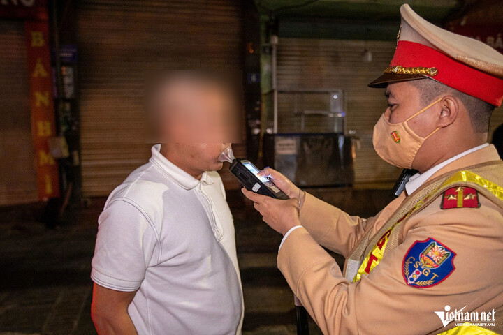 Đến 22h48 cùng ngày, cảnh sát phát hiện bốn tài xế ô tô vi phạm nồng độ cồn, từ dưới 0,25 mg/L khí thở đến mức vượt gấp hai lần ngưỡng "kịch khung" theo Nghị định 168. Điển hình, tài xế N.V.C. (44 tuổi, trú tại Hà Nội) điều khiển ô tô biển số 30G-014.XX vi phạm 0,828 mg/L khí thở, gấp đôi mức "kịch khung". Tổ công tác đã lập biên bản đối với tài xế N.V.C. với lỗi điều khiển xe trên đường mà trong hơi thở có nồng độ cồn vượt quá 0,4mg/L khí thở. Với lỗi này, tài xế C. sẽ bị phạt 35 triệu đồng và tước quyền sử dụng giấy phép lái xe 23 tháng. CSGT cũng niêm phong phương tiện, tạm giữ xe trong 7 ngày làm việc.