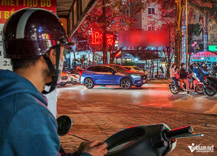 Trung tá Phạm Văn Chiến, Đội trưởng Đội CSGT đường bộ số 6 (Phòng CSGT Công an Hà Nội) cho biết, thay vì chọn một vị trí cố định để làm nhiệm vụ, đơn vị cử cán bộ, chiến sĩ hóa trang khảo sát các tuyến phố có nhiều hàng quán. Căn cứ vào lượng ô tô, xe máy trông giữ bên ngoài quán, tổ công tác sẽ bố trí chốt kiểm tra nồng độ cồn.