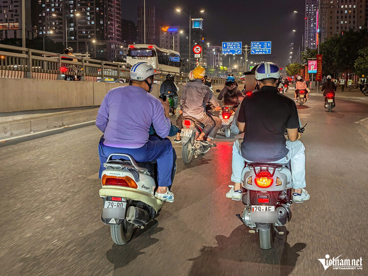 Thêm vào đó, tổ CSGT hóa trang sẽ "theo dấu" các phương tiện vừa rời khỏi quán bia, nhà hàng, sau đó báo cho tổ công tác làm nhiệm vụ công khai dừng phương tiện để kiểm tra.