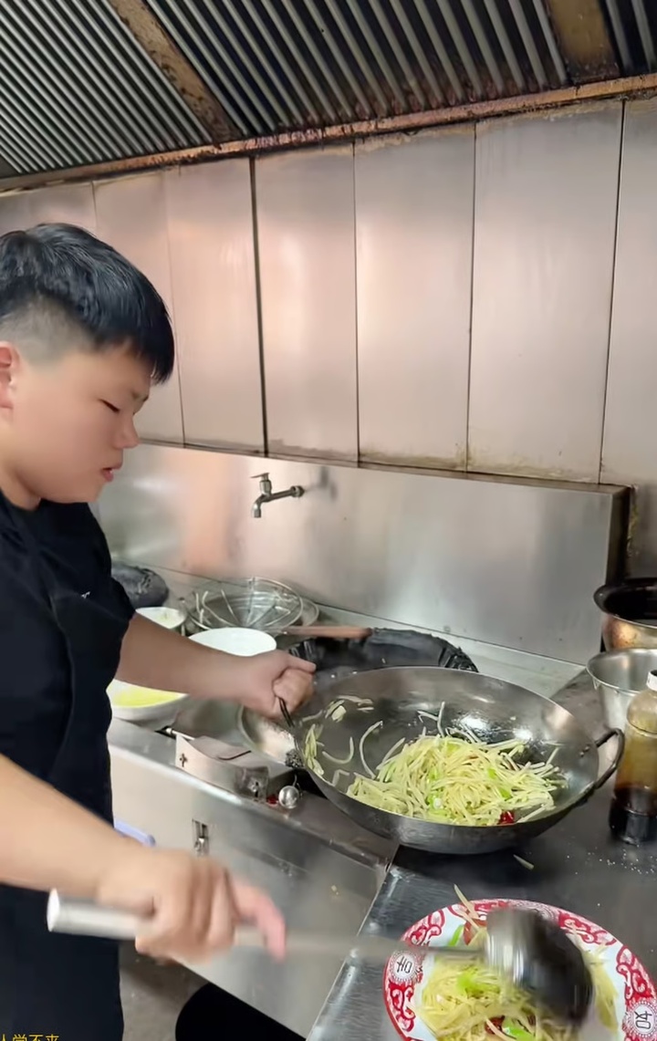 Cậu bé xoay chảo như vua đầu bếp, làm việc ở quán mỗi ngày để báo hiếu cha mẹ - 4
