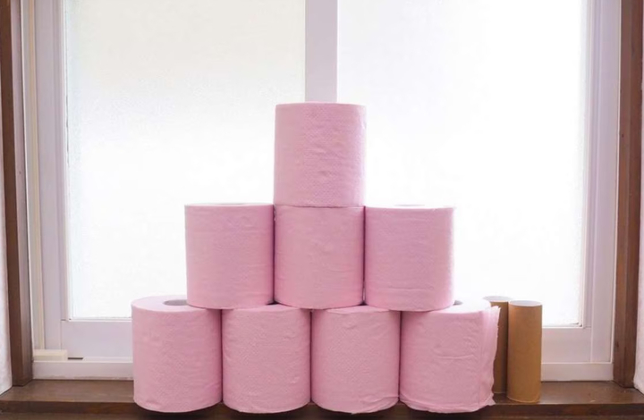 Trong khi phần lớn thế giới sử dụng giấy vệ sinh màu trắng, tại Pháp những cuộn giấy màu hồng lại phổ biến.