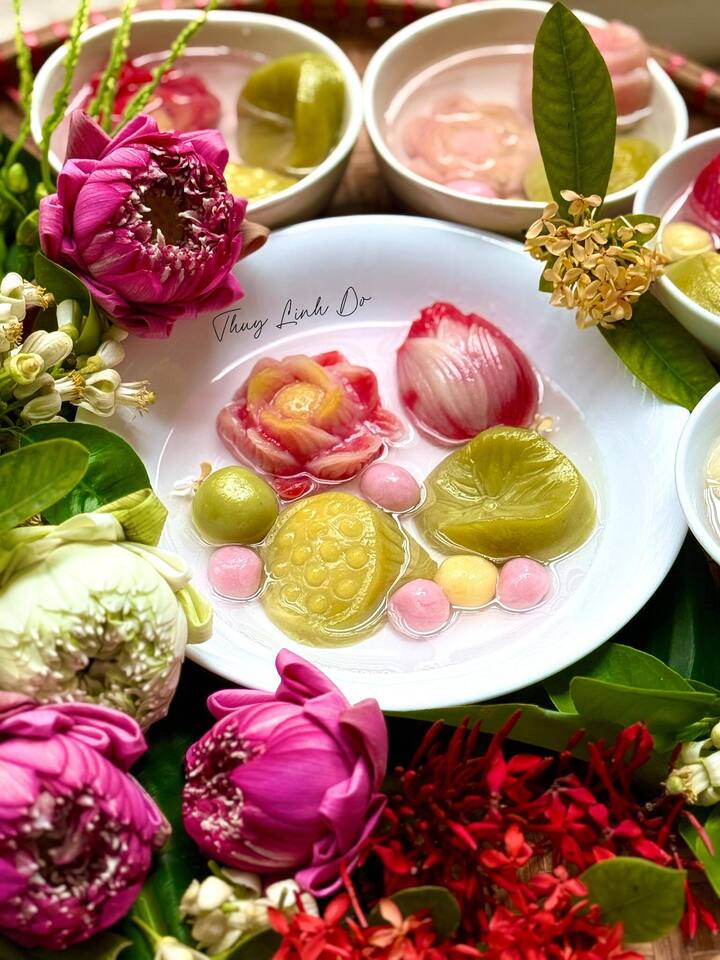 Các gia đình biện lễ gồm hương hoa, trái cây để cúng tổ tiên, thần linh và đặc biệt dâng cúng hai món truyền thống của Tết Hàn thực là bánh trôi và bánh chay. (Ảnh: Thùy Linh Đỗ)