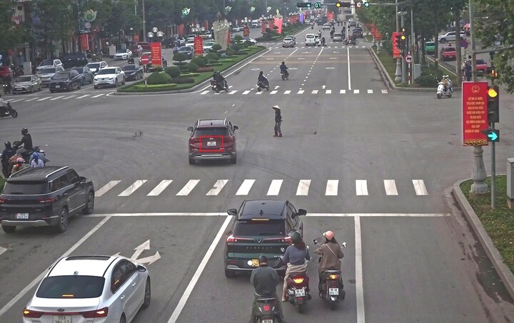 Ô tô vượt đèn đỏ tại đường Hùng Vương, phường Bắc Ninh, tỉnh Bắc Ninh. (Ảnh: Công an Bắc Ninh)