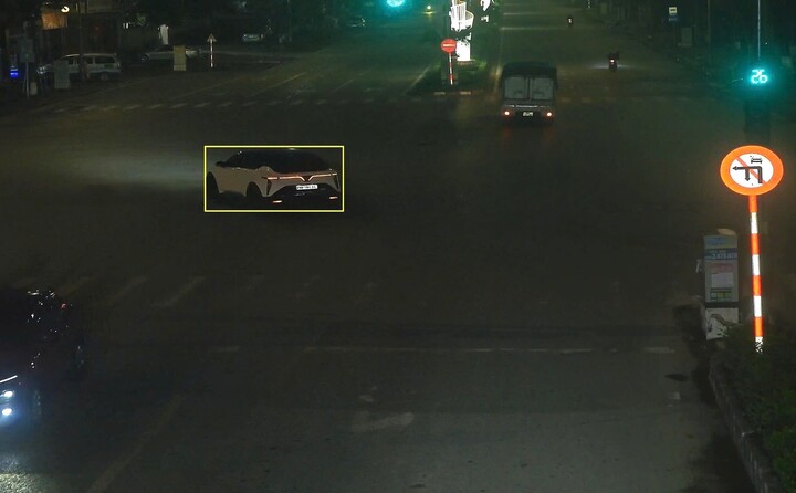 Ô tô rẽ trái tại nơi có biển cấm rẽ trái tại ngã tư Xương Giang - Vương Văn Trà, phường Bắc Giang, tỉnh Bắc Ninh. (Ảnh: Công an Bắc Ninh)