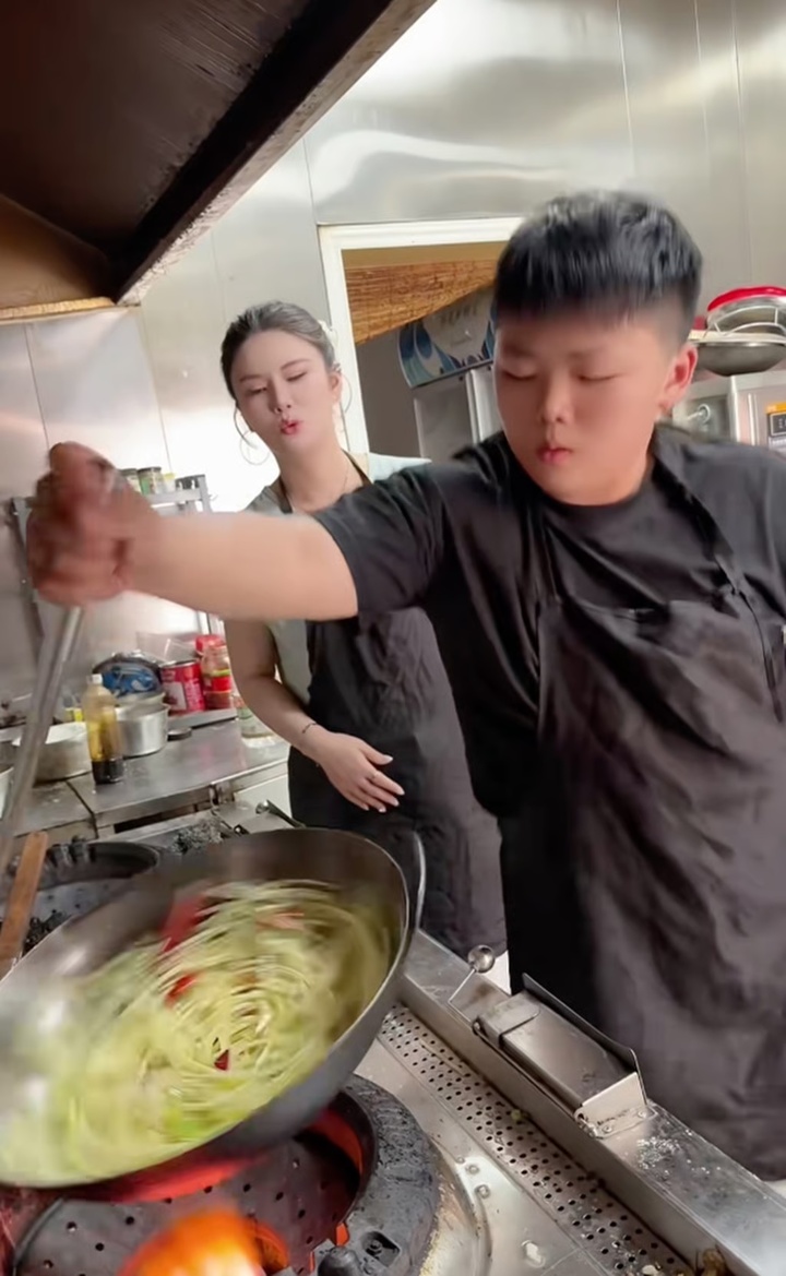 Cậu bé xoay chảo như vua đầu bếp, làm việc ở quán mỗi ngày để báo hiếu cha mẹ - 2