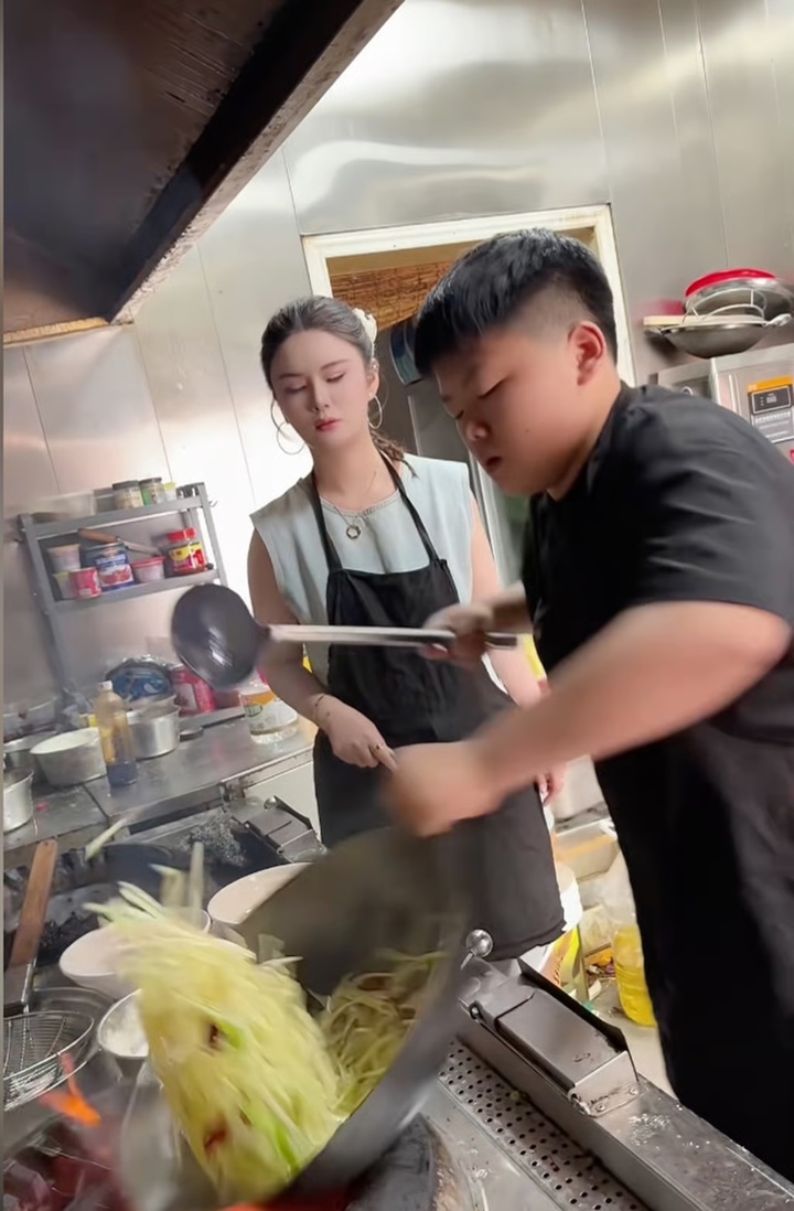 Cậu bé xoay chảo như vua đầu bếp, làm việc ở quán mỗi ngày để báo hiếu cha mẹ - 3
