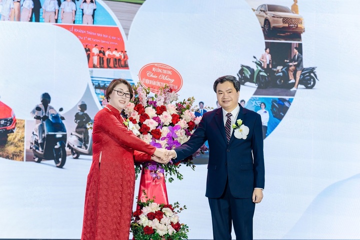 Ông Trần Việt Hòa, Cục trưởng Cục Công nghiệp (Bộ Công Thương), trao lẵng hoa chúc mừng cho lãnh đạo Honda Việt Nam.