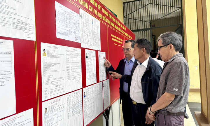 Cử tri xã Tân Thuận (tỉnh Hưng Yên) tìm hiểu tiểu sử người ứng cử niêm yết công khai tại trụ sở UBND xã.