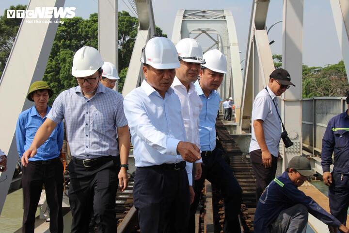 Thứ trưởng Bộ Xây dựng yêu cầu khôi phục nhanh cầu Ghềnh và xem xét khởi tố vụ án điều tra vụ việc.