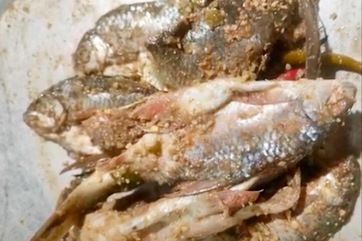 3 học sinh nghi bị ngộ độc thực phẩm sau khi ăn cá ủ chua. (Ảnh minh họa)