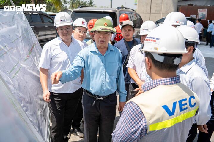 Bộ trưởng Xây dựng Trần Hồng Minh yêu cầu nhà thầu, đơn vị thi công cần đẩy nhanh tiến độ dự án mở rộng cao tốc TP.HCM - Long Thành - Dầu Giây.
