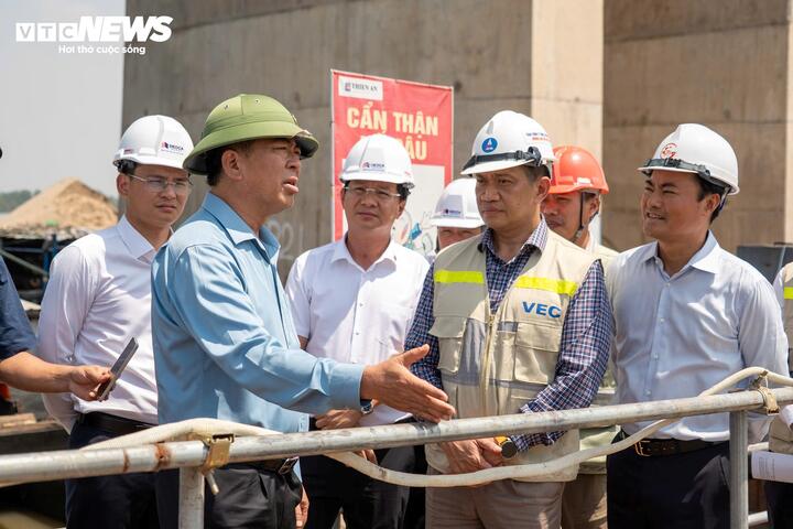 Bộ trưởng Xây dựng Trần Hồng Minh kiểm tra tiến độ dự án mở rộng cao tốc TP.HCM - Long Thành - Dầu Giây.