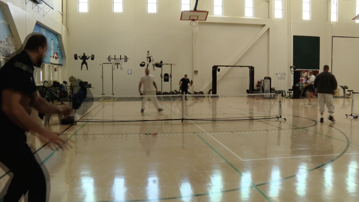 Tù nhân, quản giáo và tình nguyện viên bên ngoài nhà tù cùng ra sân tập pickleball. (Nguồn: News Center Maine)