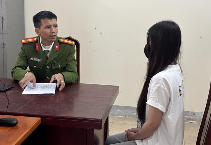 Cán bộ Công an xã Đức Thọ đang tiếp nhận trình báo của chị Nguyễn Thị Lê N.. (Ảnh: Công an Hà Tĩnh)