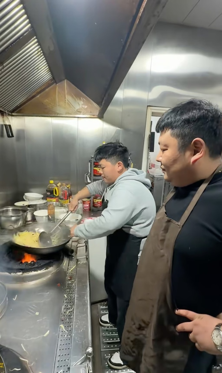 Cậu bé xoay chảo như vua đầu bếp, làm việc ở quán mỗi ngày để báo hiếu cha mẹ - 5