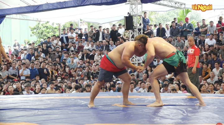 Hai đô vật ghì cổ và đùn đẩy quyết liệt trong suốt trận đấu. (Ảnh chụp màn hình)