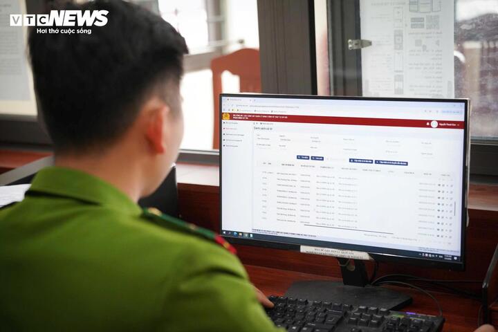 Khai thác dữ liệu dân cư theo Đề án 06 giúp lực lượng chức năng cập nhật, quản lý thông tin cử tri khoa học và hiệu quả. (Ảnh: Minh Quang)