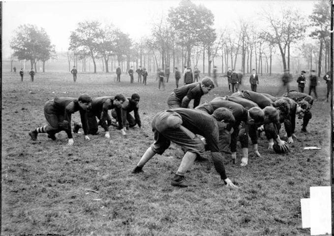 Môn bóng bầu dục sự kết hợp giữa bóng đá và bóng rugby dần trở thành môn thể thao quốc gia ở Mỹ. (Ảnh: Historical)