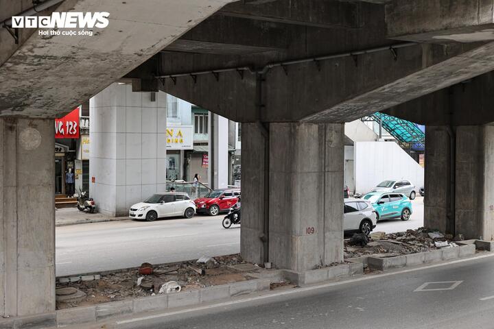 Nhếch nhác hàng quán, rác thải bủa vây dọc tuyến metro Cát Linh - Hà Đông - 19