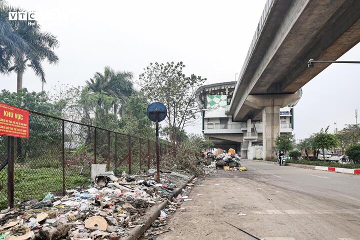 Nhếch nhác hàng quán, rác thải bủa vây dọc tuyến metro Cát Linh - Hà Đông - 24