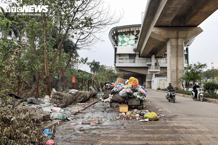Nhếch nhác hàng quán, rác thải bủa vây dọc tuyến metro Cát Linh - Hà Đông - 25