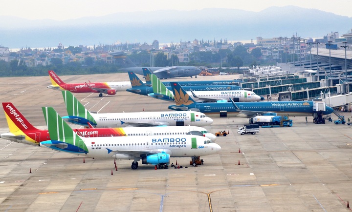 Các hãng hàng không kiến nghị cơ quan có thẩm quyền xem xét miễn thuế bảo vệ môi trường đối với nhiên liệu bay. (Ảnh minh họa)