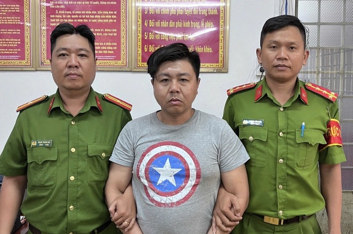 Bùi Quang Hiếu tại cơ quan điều tra. (Ảnh: Công an TP.HCM)