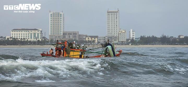 Chiếc tàu cá cùng các ngư dân gặp nạn chờ được cứu hộ. (Ảnh: BĐBP Quảng Trị)
