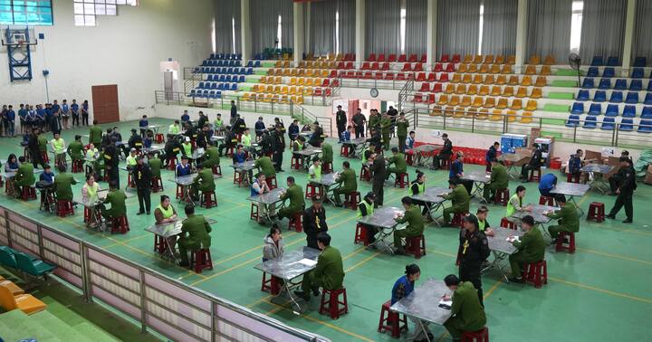 Các đối tượng liên quan tại Cơ quan Cảnh sát điều tra Công an tỉnh Cao Bằng. (Ảnh: Công an tỉnh Cao Bằng)