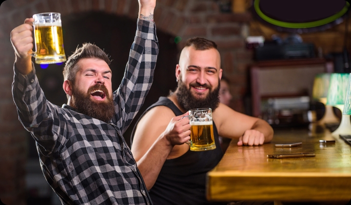 Bia làm tăng độ hưng phấn càng kích thích uống nhiều hơn. (Ảnh: ShutterStock)