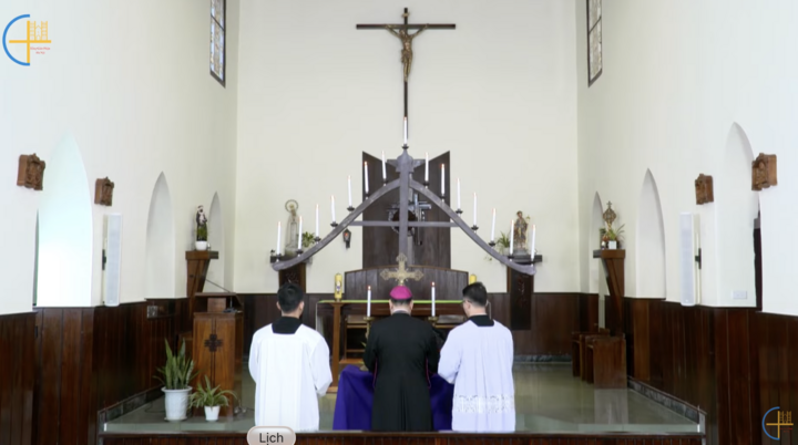 Suốt mùa Chay, trong các nhà thờ hằng ngày chiều chiều vang lên những lời ngắm, câu than sự thương khó Đức Chúa Giêsu. (Ảnh: Tổng Giáo phận Hà Nội)