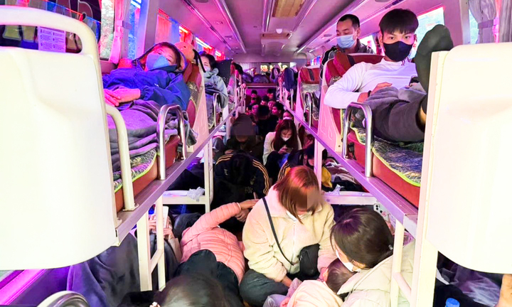 Hành khách ngồi chen chúc trên xe khách thời điểm bị kiểm tra. (Ảnh: Công an tỉnh Tuyên Quang)