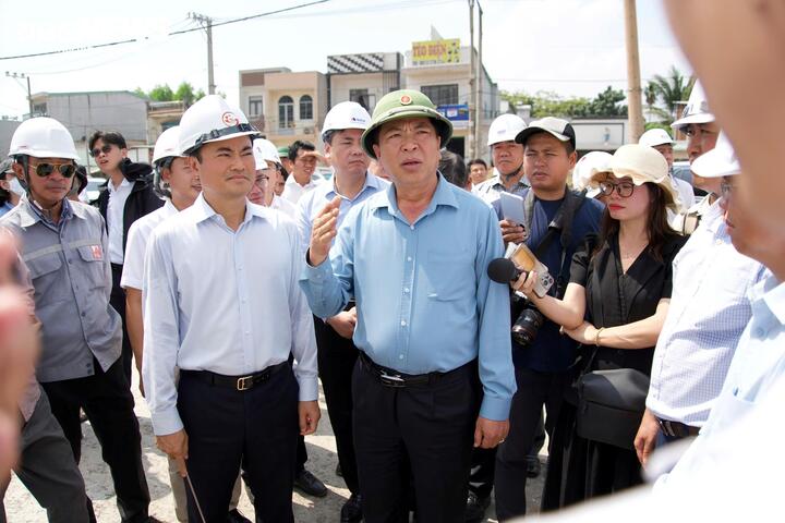 Tại buổi kiểm tra, Bộ trưởng Xây dựng Trần Hồng Minh yêu cầu đẩy nhanh thi công nút giao Tân Vạn (Vành đai 3 TP.HCM), hoàn thành 30/6 để kết nối giao thông với sân bay Long Thành.