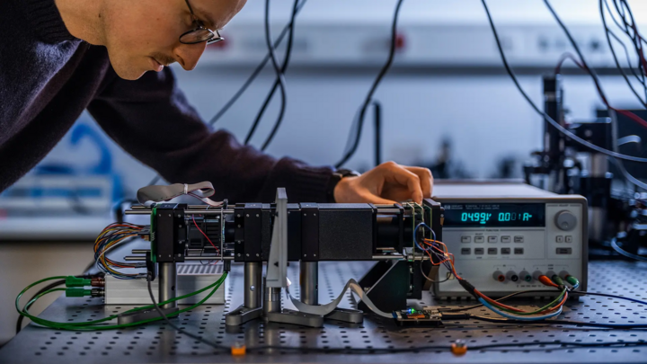 Ông Robert Kraneis đang thiết lập hệ thống xử lý quang học neuromorphic. (Nguồn: Jan Hosan)