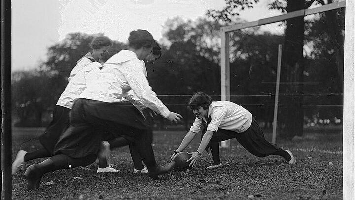 Thời kỳ đầu tiên, môn bóng đá còn chưa được chuẩn hóa, có nhiều luật với tên gọi khác nhau. (Ảnh: Historical)