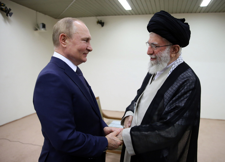 Cố Lãnh tụ Tối cao Ayatollah Ali Khamenei (phải) và Tổng thống Nga Vladimir Putin chào hỏi nhau trong cuộc gặp tại Tehran, Iran, ngày 19/7/2022. (Ảnh: Văn phòng Lãnh tụ Tối cao Iran/AP)