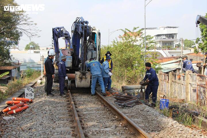 Vụ việc đã ảnh hưởng trực tiếp đến biểu đồ chạy tàu toàn tuyến, gây thiệt hại cho vận tải đường sắt trên 40 tỷ đồng và dự kiến đến ngày 20/3 thiệt hại thêm 140 tỷ đồng.